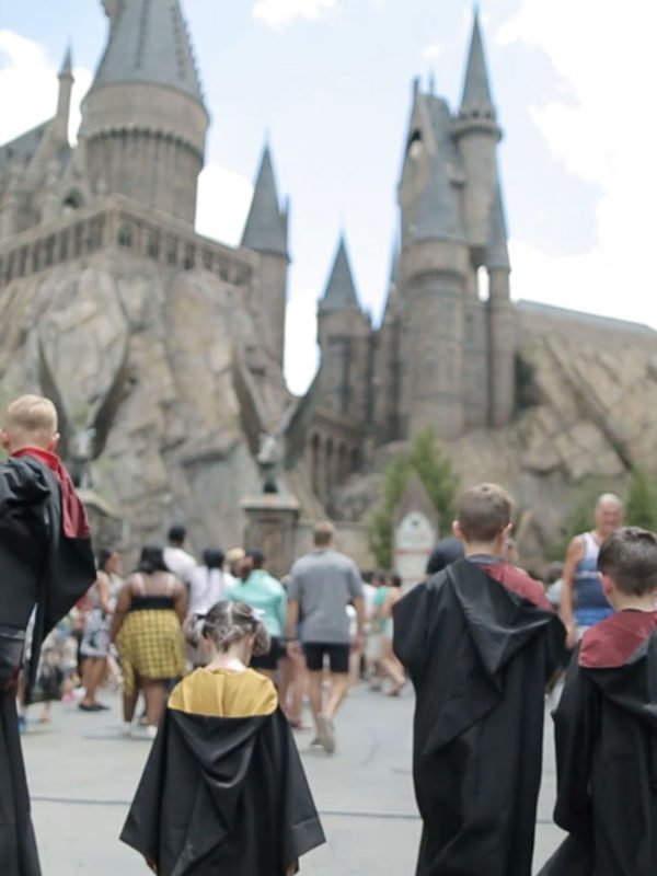 Ethan e sua família no Wizarding World Of Harry Potter