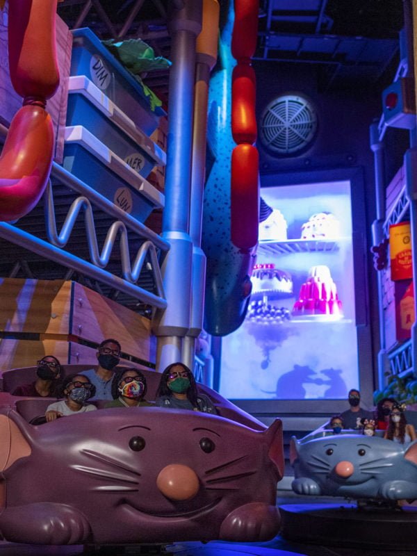 A grande inauguração da Remy's Ratatouille Adventure está marcada para 1º de outubro de 2021, no EPCOT no Walt Disney World Resort em Lake Buena Vista, Flórida. A atração familiar faz com que os hóspedes se sintam como se estivessem encolhendo ao tamanho do Chef Remy enquanto eles corra pelo restaurante de Gusteau. Ele será aberto em uma seção expandida do pavilhão do parque na França e será inaugurado como parte da celebração do 50º aniversário do Walt Disney World. (Matt Stroshane, fotógrafo)