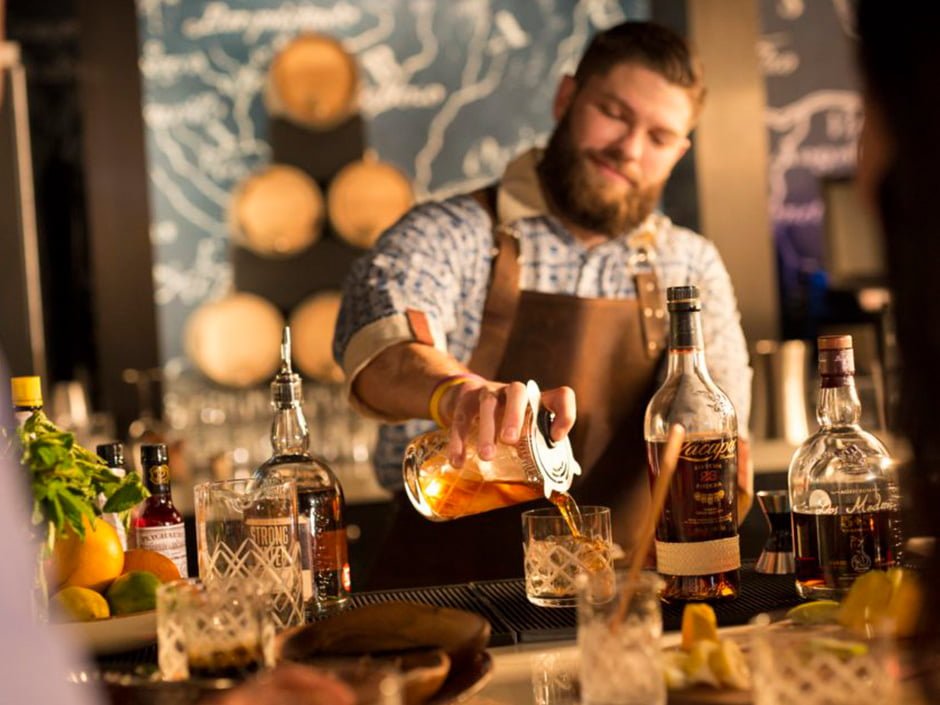 Strong Water Tavern no Loews Sapphire Falls Resort